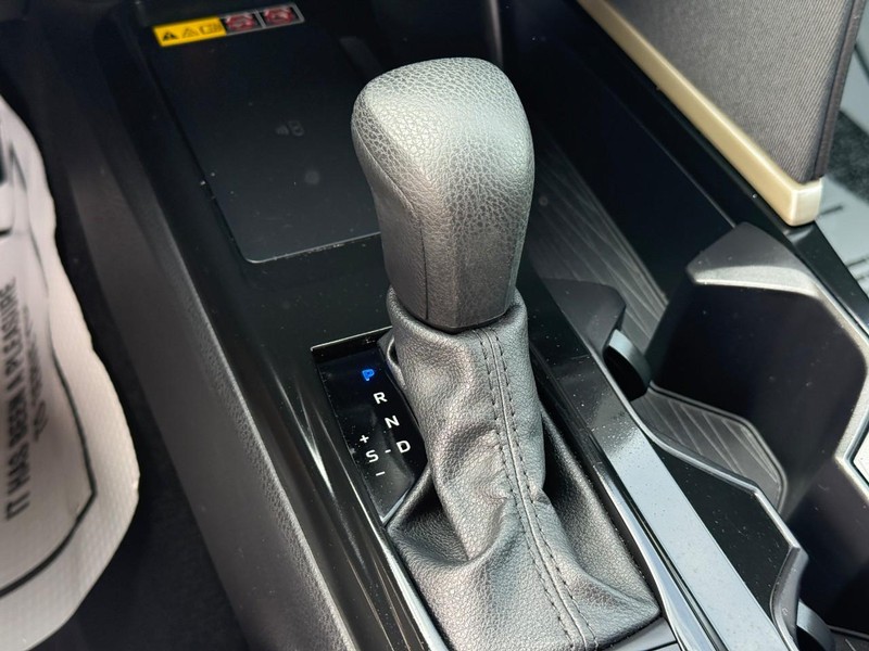 Toyota Camry Vehicle Full-screen Gallery Image 22