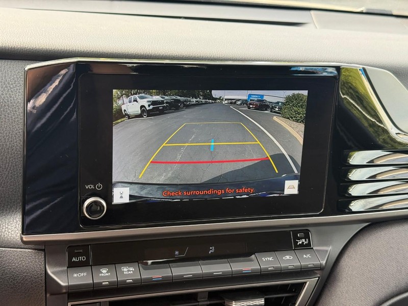 Toyota Camry Vehicle Full-screen Gallery Image 24
