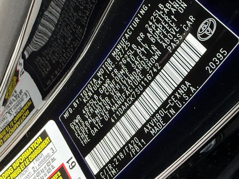 Toyota Camry Vehicle Full-screen Gallery Image 25