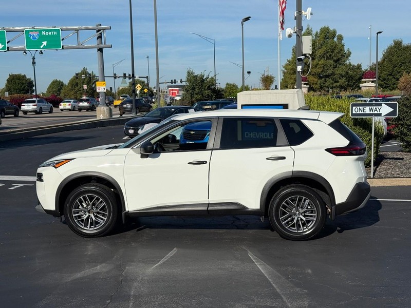 Nissan Rogue Vehicle Full-screen Gallery Image 2