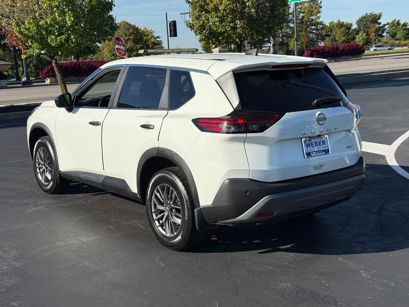 Nissan Rogue Vehicle Full-screen Gallery Image 3