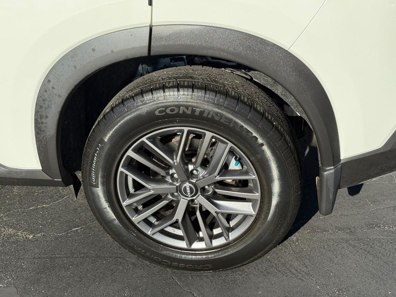 Nissan Rogue Vehicle Full-screen Gallery Image 4