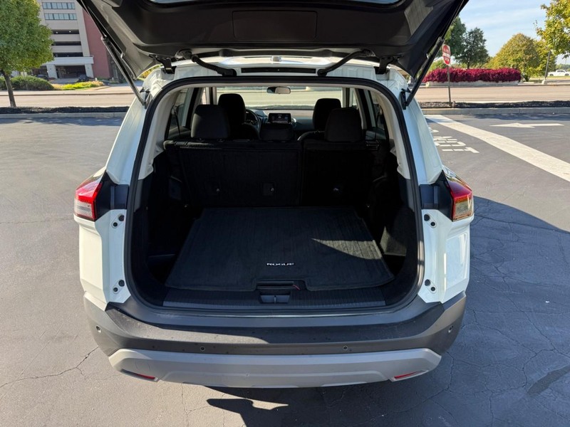 Nissan Rogue Vehicle Full-screen Gallery Image 6