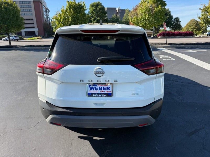 Nissan Rogue Vehicle Full-screen Gallery Image 7