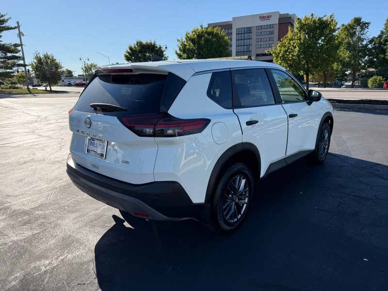 Nissan Rogue Vehicle Full-screen Gallery Image 8