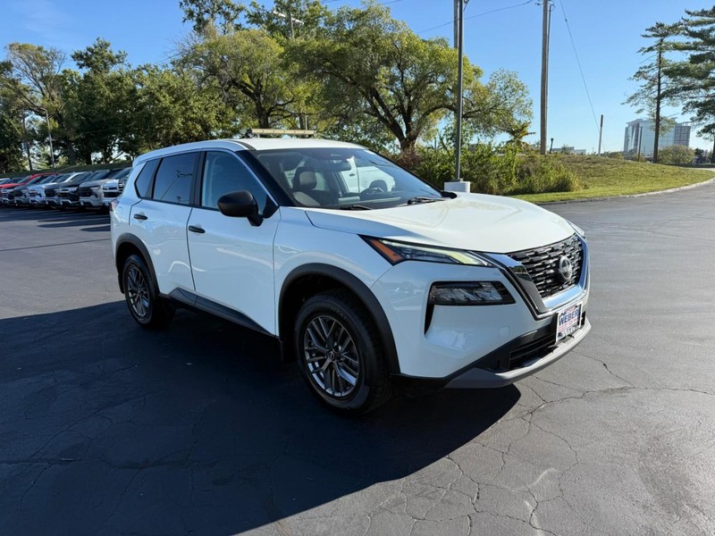 Nissan Rogue Vehicle Full-screen Gallery Image 9