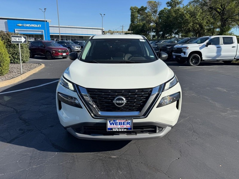 Nissan Rogue Vehicle Full-screen Gallery Image 10
