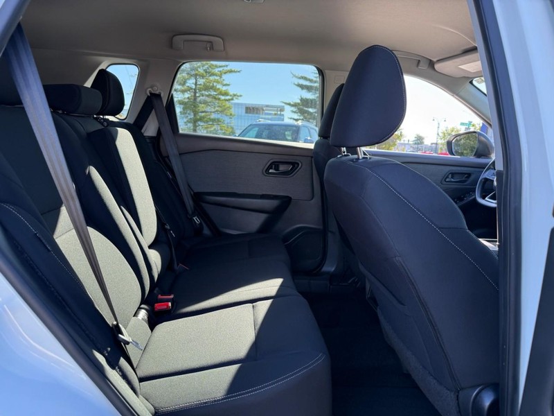 Nissan Rogue Vehicle Full-screen Gallery Image 11