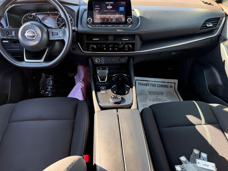 Nissan Rogue Vehicle Full-screen Gallery Image 12