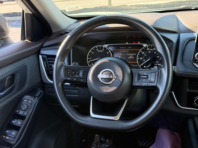 Nissan Rogue Vehicle Full-screen Gallery Image 13