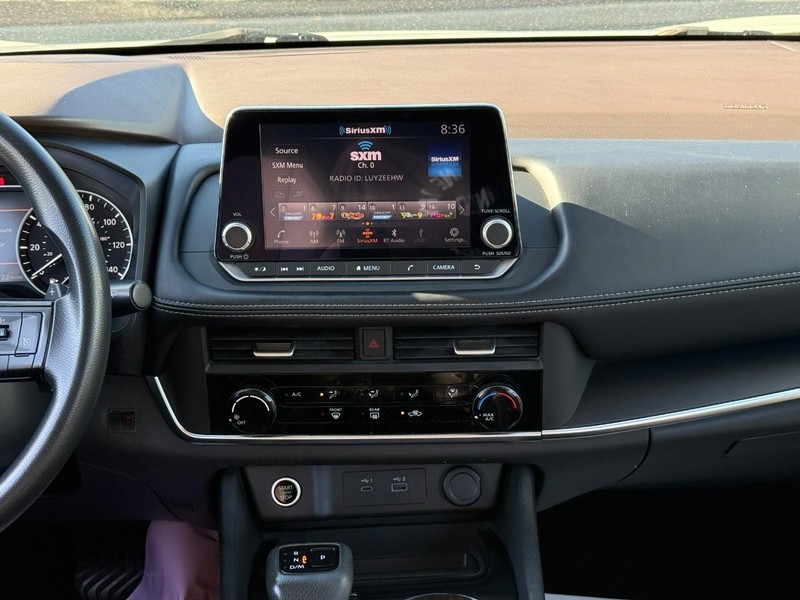Nissan Rogue Vehicle Full-screen Gallery Image 14
