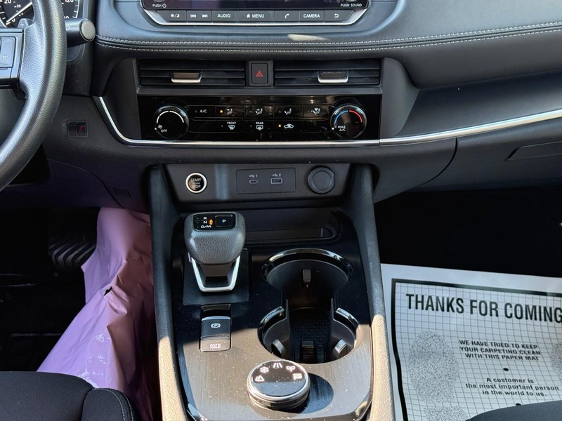 Nissan Rogue Vehicle Full-screen Gallery Image 15