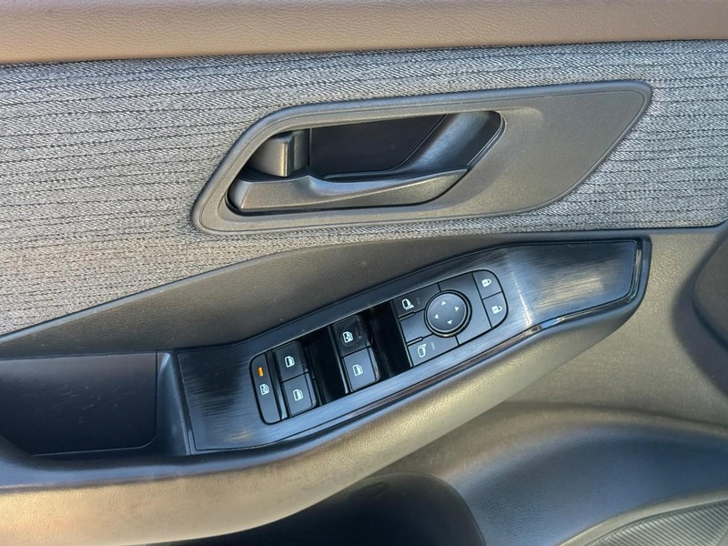 Nissan Rogue Vehicle Full-screen Gallery Image 16