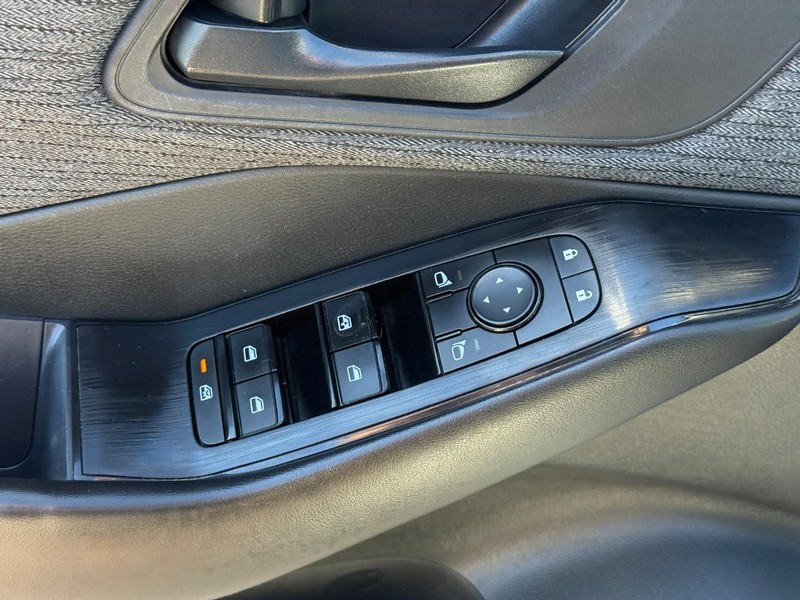Nissan Rogue Vehicle Full-screen Gallery Image 17