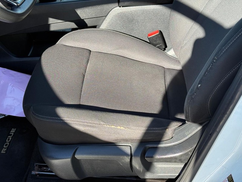 Nissan Rogue Vehicle Full-screen Gallery Image 18
