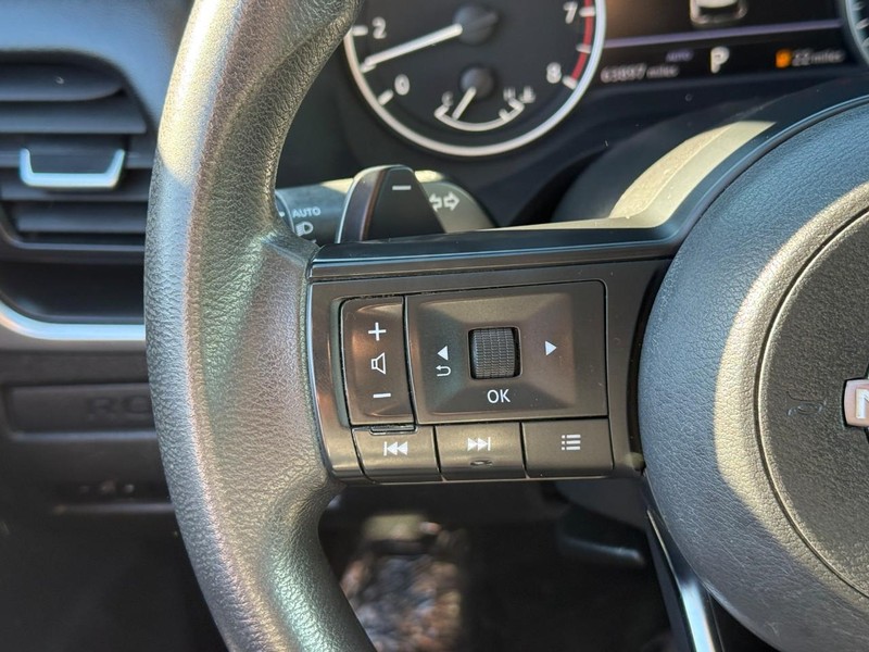 Nissan Rogue Vehicle Full-screen Gallery Image 20