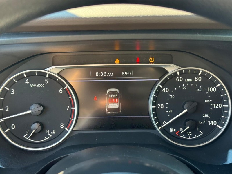Nissan Rogue Vehicle Full-screen Gallery Image 22