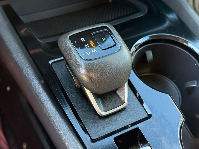 Nissan Rogue Vehicle Full-screen Gallery Image 23