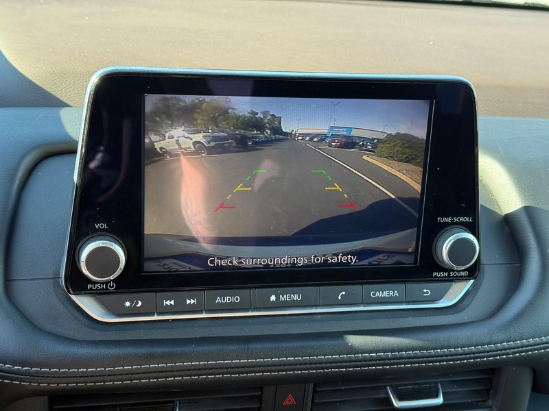 Nissan Rogue Vehicle Full-screen Gallery Image 24