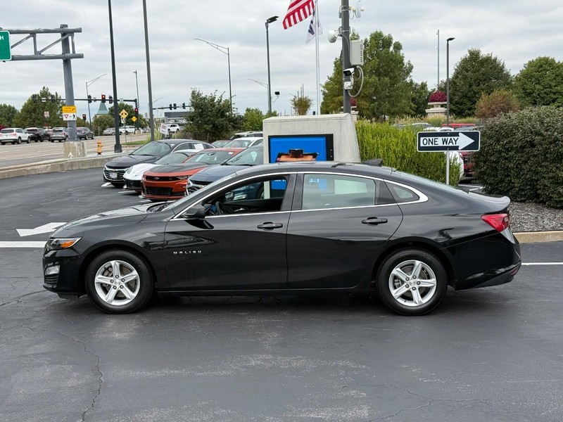 Chevrolet Malibu Vehicle Full-screen Gallery Image 2