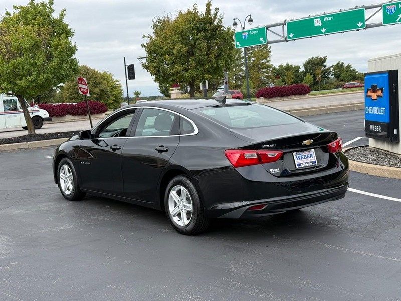 Chevrolet Malibu Vehicle Full-screen Gallery Image 3