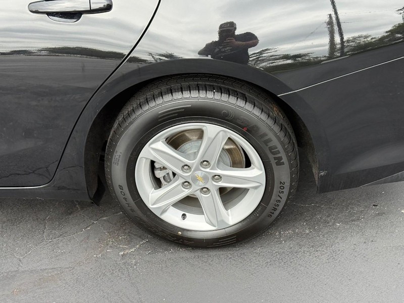 Chevrolet Malibu Vehicle Full-screen Gallery Image 4
