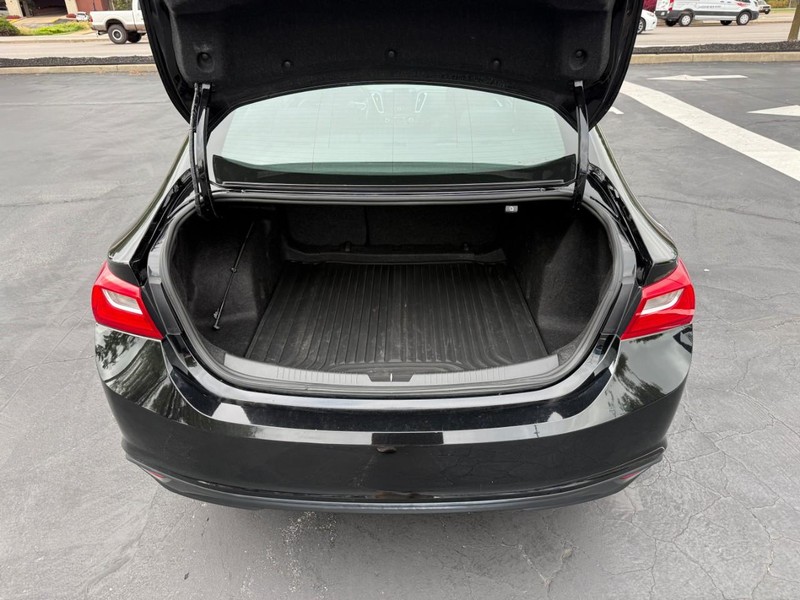 Chevrolet Malibu Vehicle Full-screen Gallery Image 5