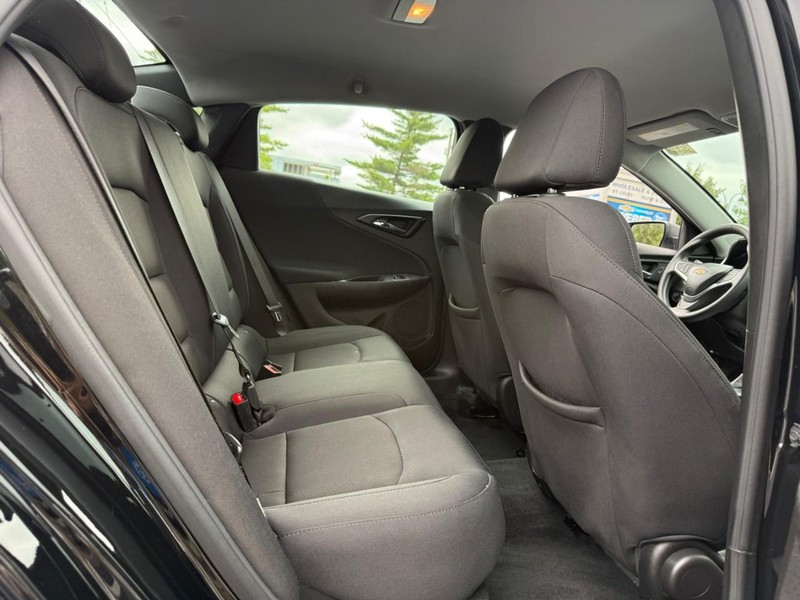 Chevrolet Malibu Vehicle Full-screen Gallery Image 10
