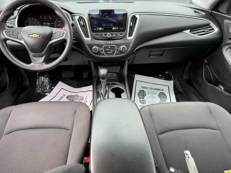 Chevrolet Malibu Vehicle Full-screen Gallery Image 11