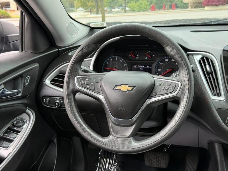 Chevrolet Malibu Vehicle Full-screen Gallery Image 12