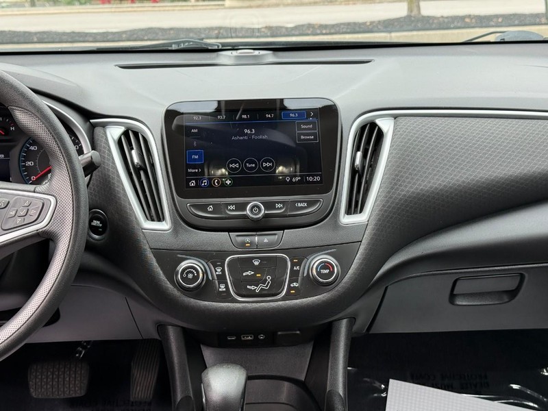 Chevrolet Malibu Vehicle Full-screen Gallery Image 13
