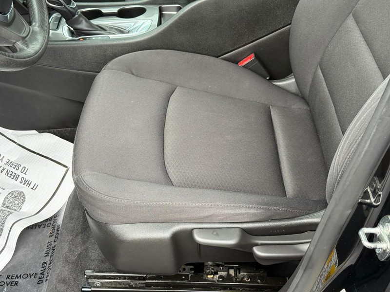 Chevrolet Malibu Vehicle Full-screen Gallery Image 17