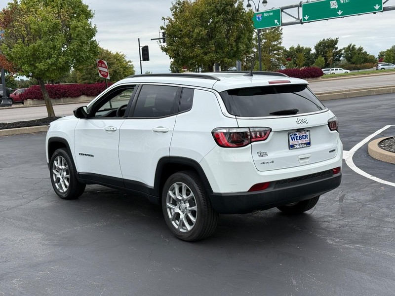 Jeep Compass Vehicle Full-screen Gallery Image 3