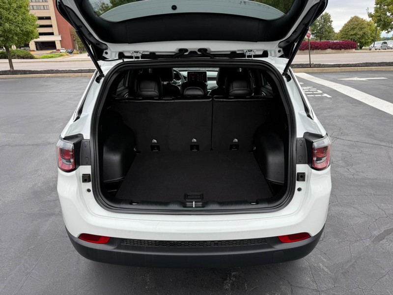 Jeep Compass Vehicle Full-screen Gallery Image 5