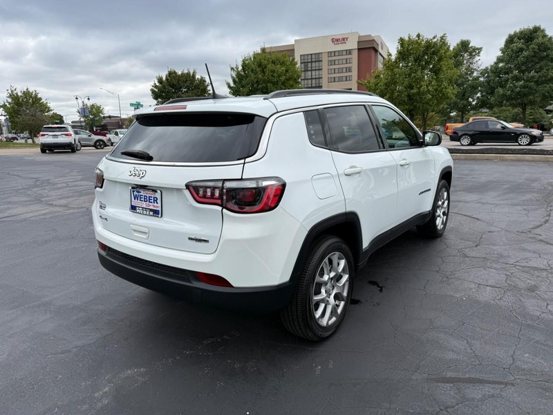 Jeep Compass Vehicle Full-screen Gallery Image 7