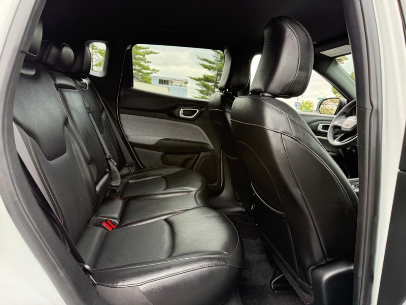 Jeep Compass Vehicle Full-screen Gallery Image 10