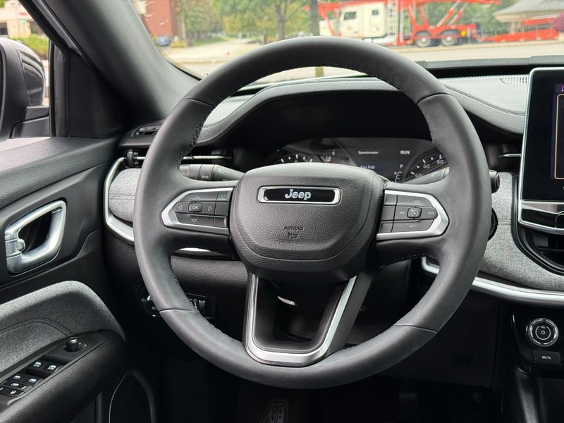 Jeep Compass Vehicle Full-screen Gallery Image 12