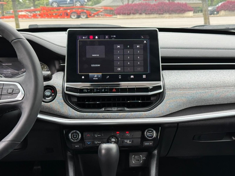 Jeep Compass Vehicle Full-screen Gallery Image 13