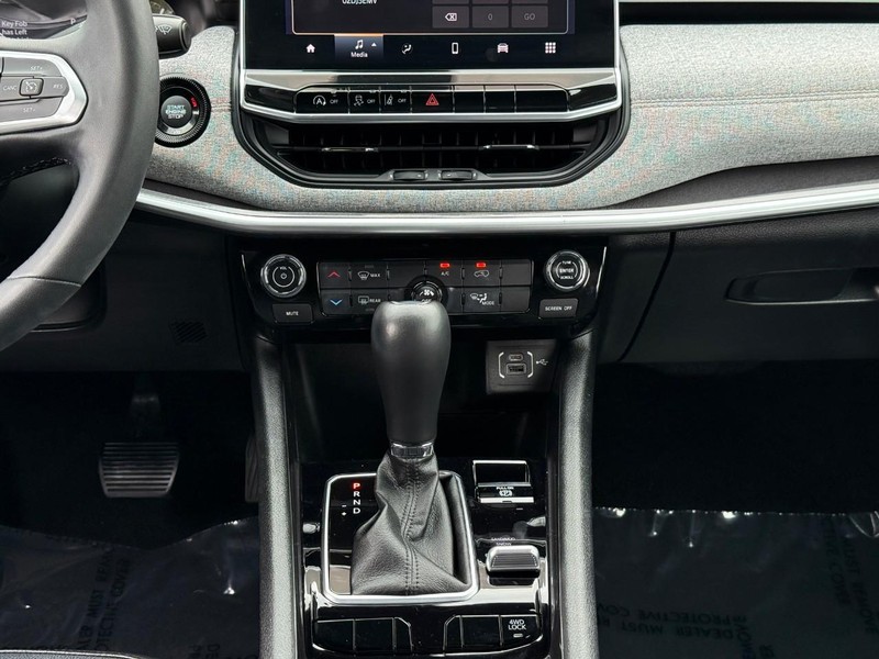 Jeep Compass Vehicle Full-screen Gallery Image 14