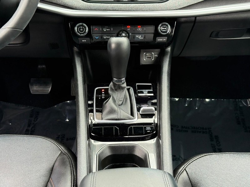 Jeep Compass Vehicle Full-screen Gallery Image 15