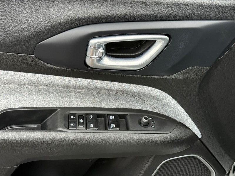 Jeep Compass Vehicle Full-screen Gallery Image 16
