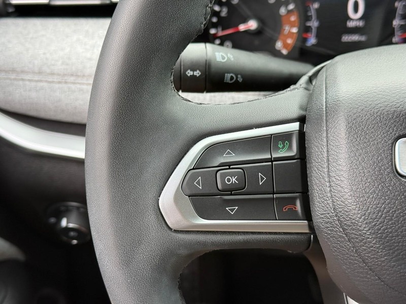 Jeep Compass Vehicle Full-screen Gallery Image 19