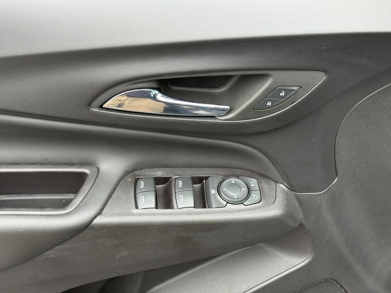 Chevrolet Equinox Vehicle Full-screen Gallery Image 16