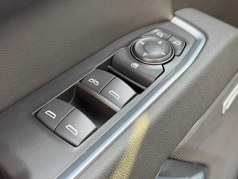 Chevrolet Silverado 1500 Vehicle Full-screen Gallery Image 9