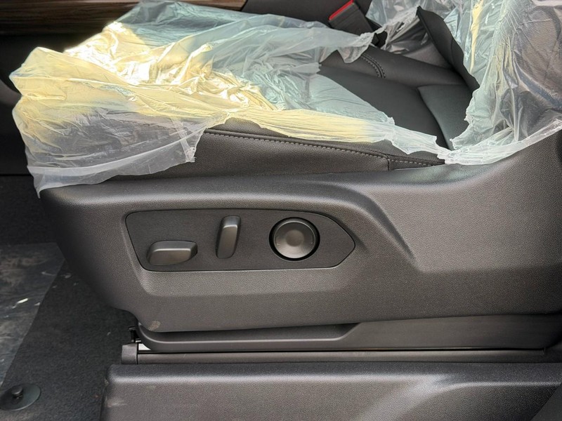 Chevrolet Silverado 1500 Vehicle Full-screen Gallery Image 10