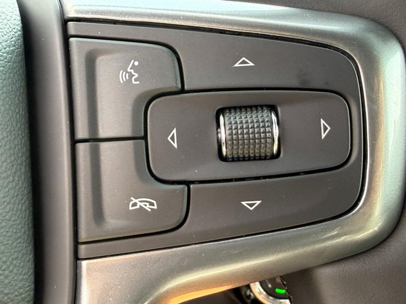 Chevrolet Silverado 1500 Vehicle Full-screen Gallery Image 12