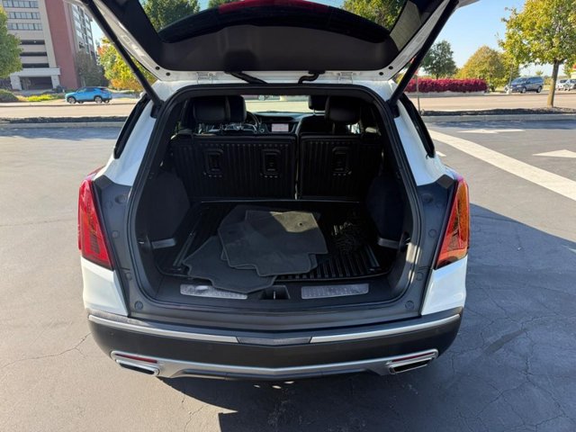 Cadillac XT5 Vehicle Full-screen Gallery Image 05
