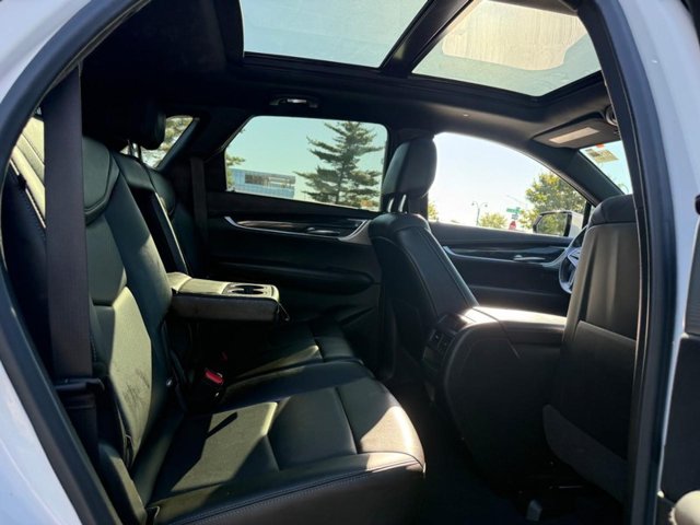 Cadillac XT5 Vehicle Full-screen Gallery Image 10
