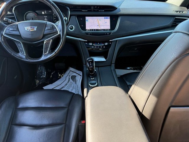 Cadillac XT5 Vehicle Full-screen Gallery Image 11