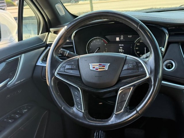 Cadillac XT5 Vehicle Full-screen Gallery Image 12